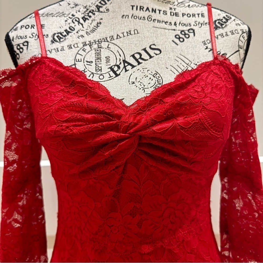 ✨GUESS Sexy Beautiful Off Shoulder Dress - Good
condition- Size Small✨ - Picture 6 of 15